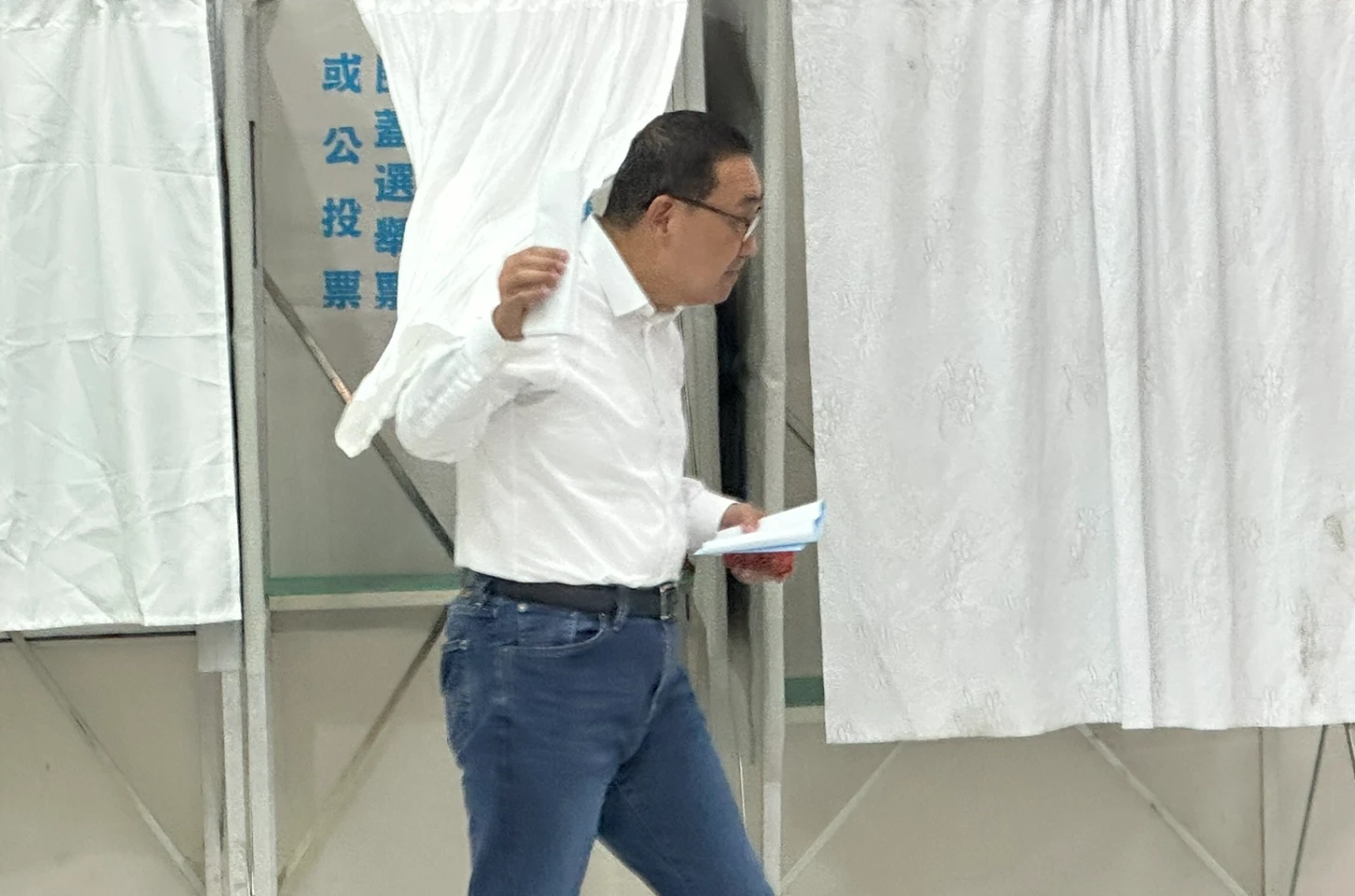 新北市長侯友宜上午前往板橋區黨部投下神聖的一票。民眾提供