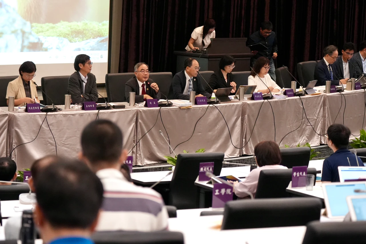 陳文章(左3)出席台大校務會議。梁建裕攝