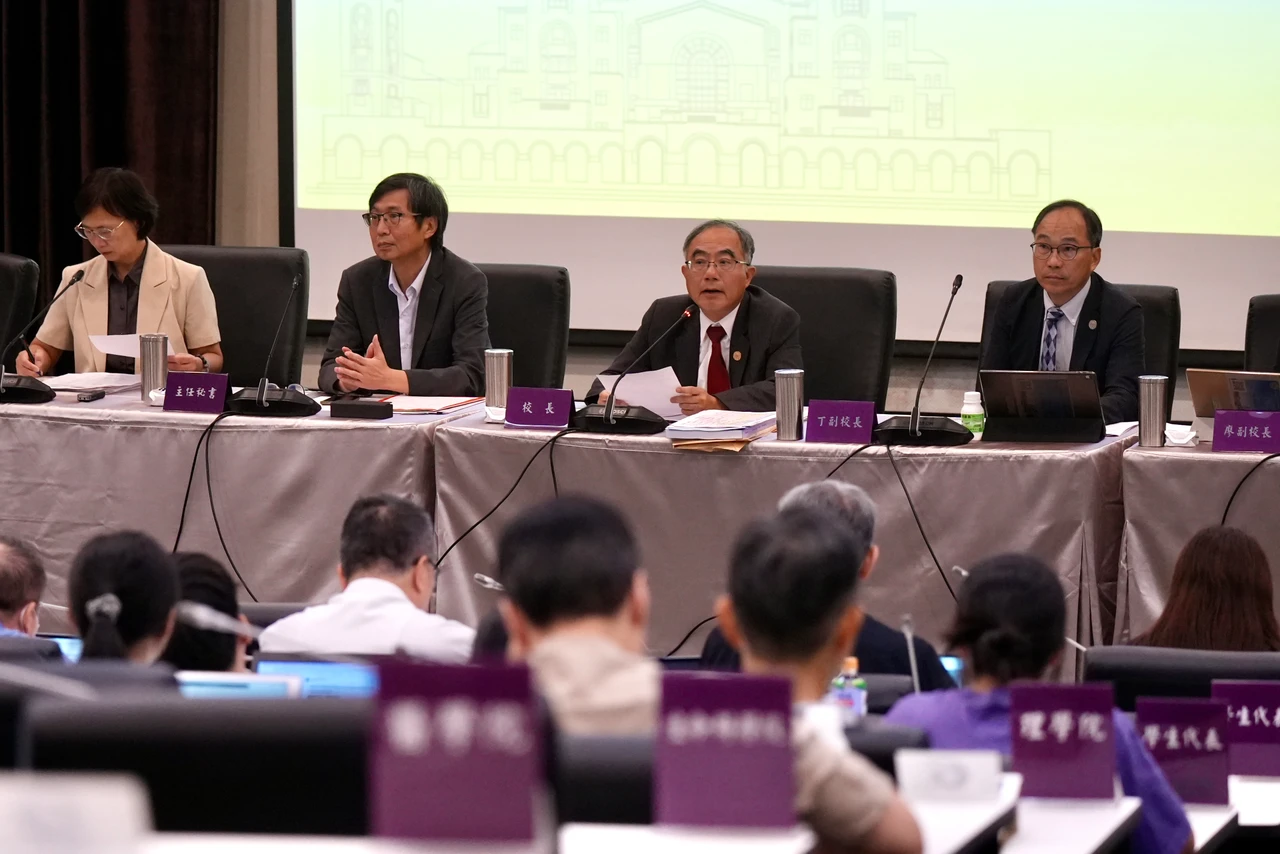 台大校長陳文章(右2)透露,優秀高中生先修台大課程有望開放更多高中參與。梁建裕攝