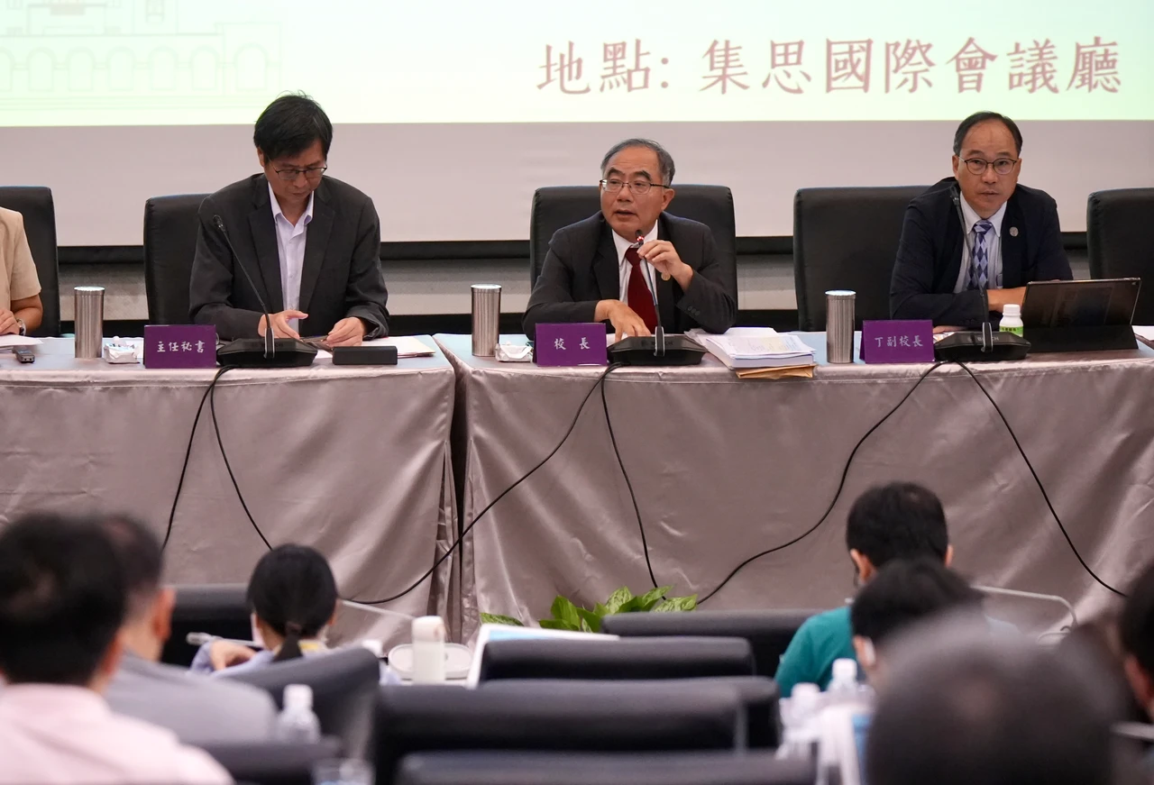陳文章(中)今天在台大校務會議中,宣布爭取續任。梁建裕攝