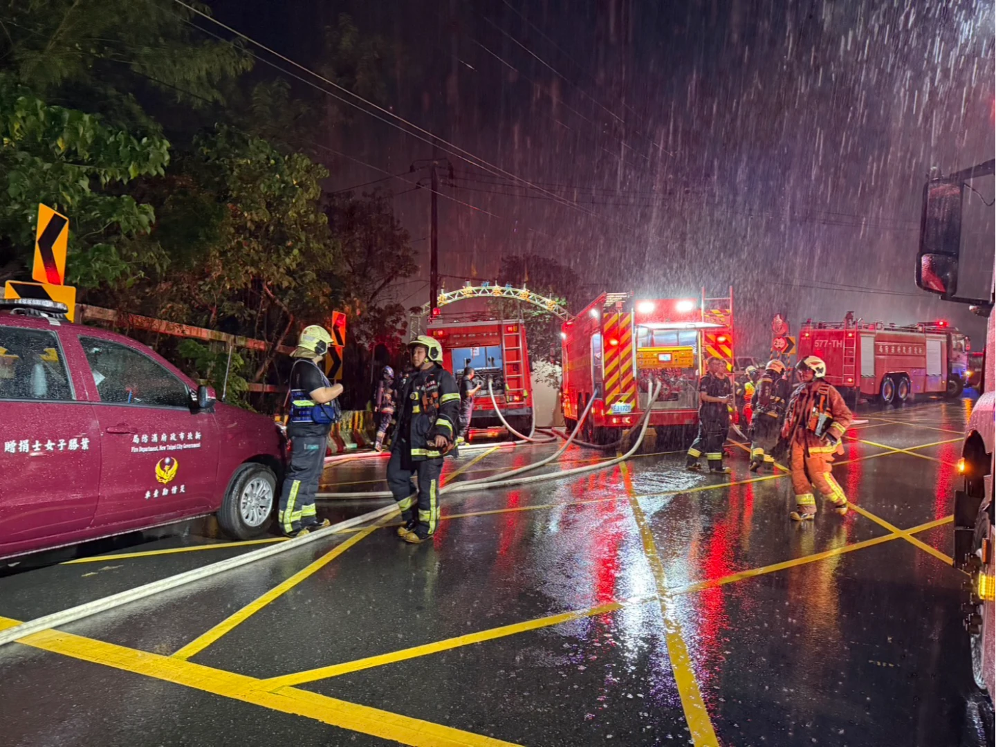 消防局出動大批人車趕抵。翻攝畫面