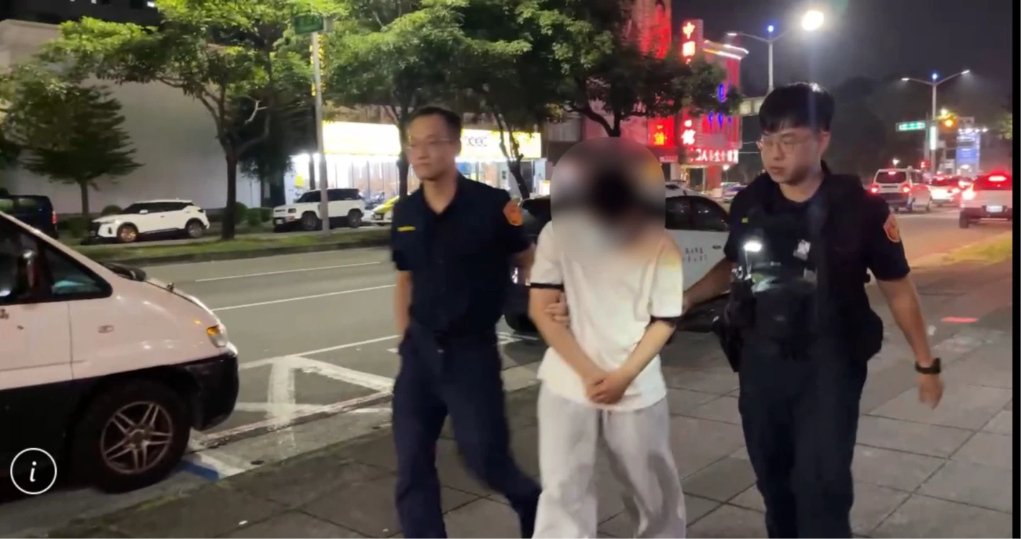 警方訊後將嘉姓男子(右二)依背信罪移送法辦。民眾提供