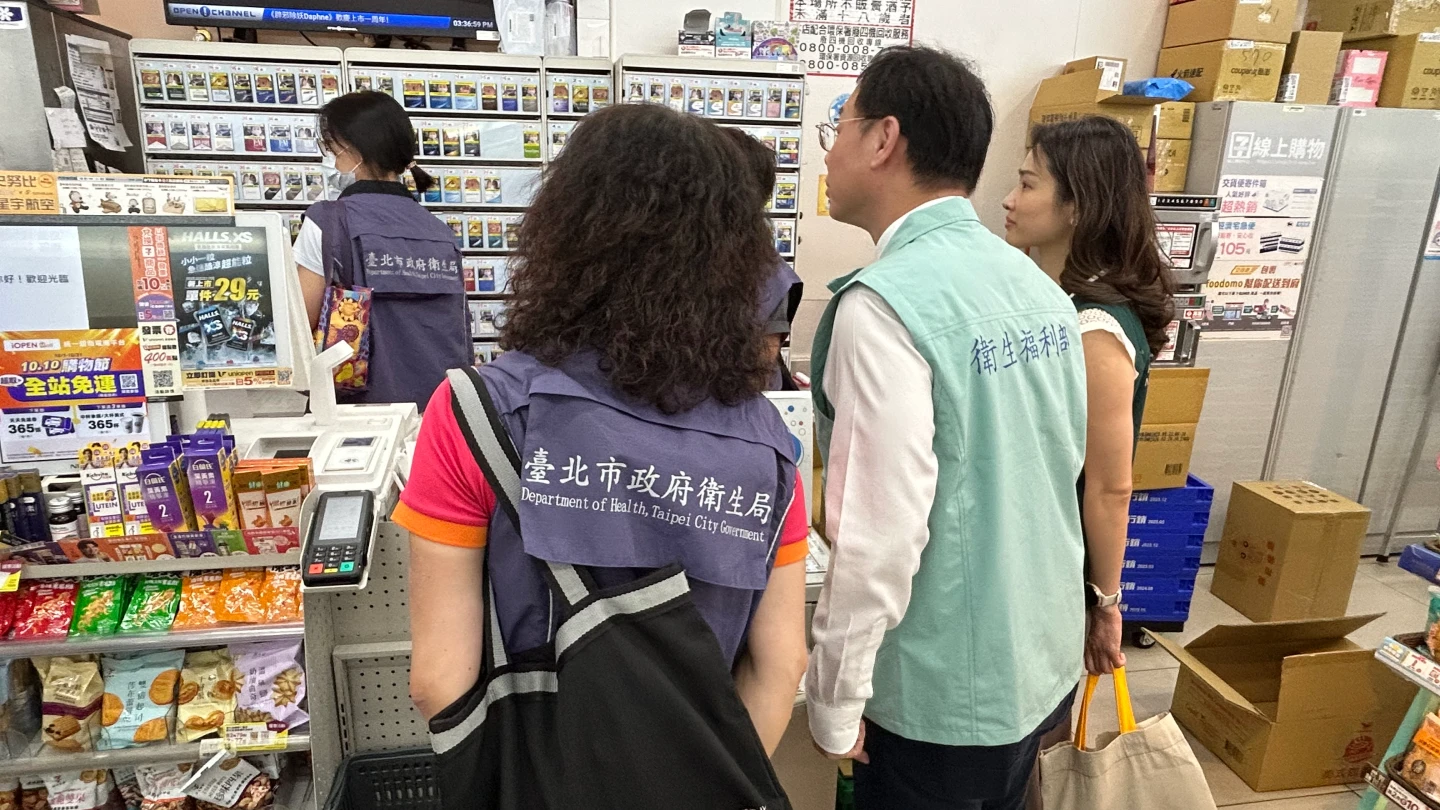 國健署長沈靜芬(右起)、衛福部長石崇良日前前往超商稽查。國健署提供