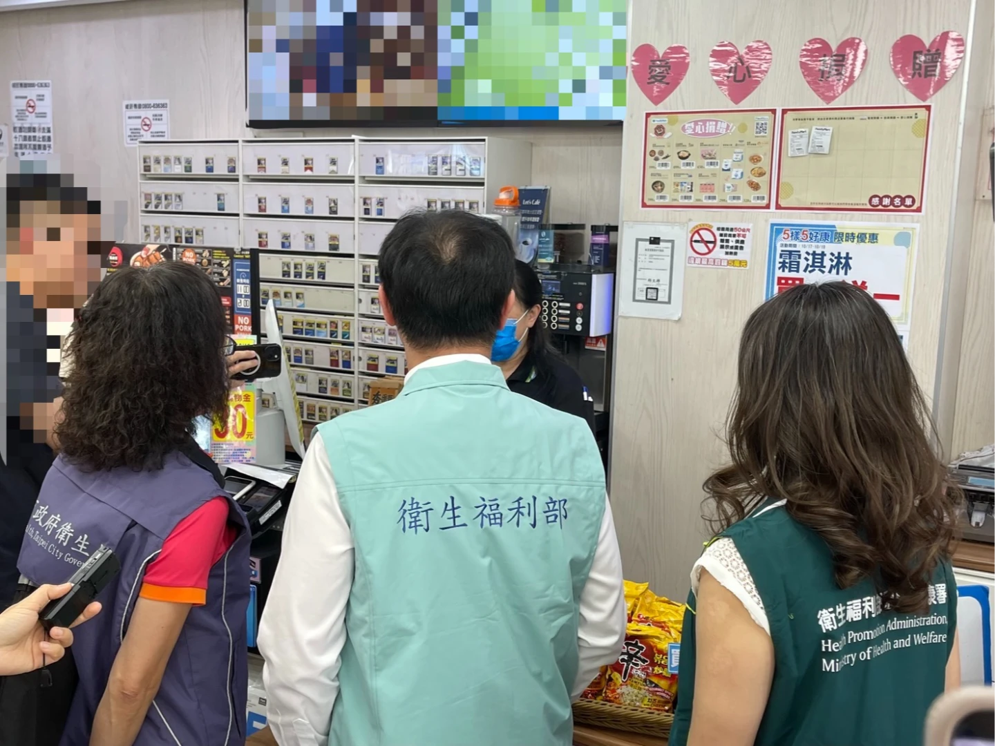衛福部長石崇良17日率隊前往北市3家超商稽查。國健署提供