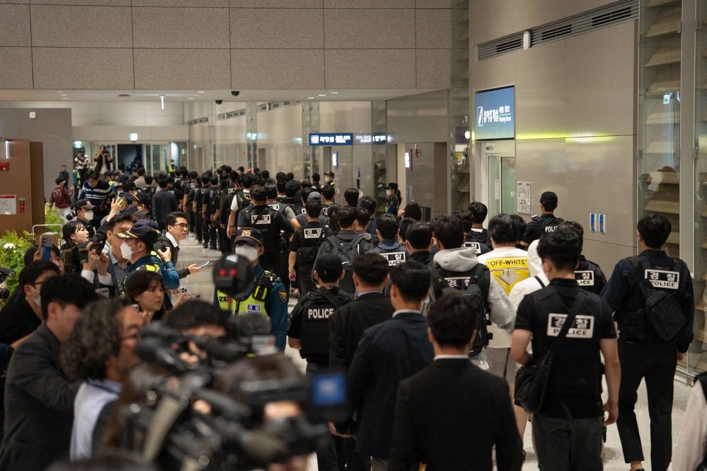 南韓18日派遣包機和190多名警察,從柬埔寨金邊載回64名詐團成員法辦。法新社