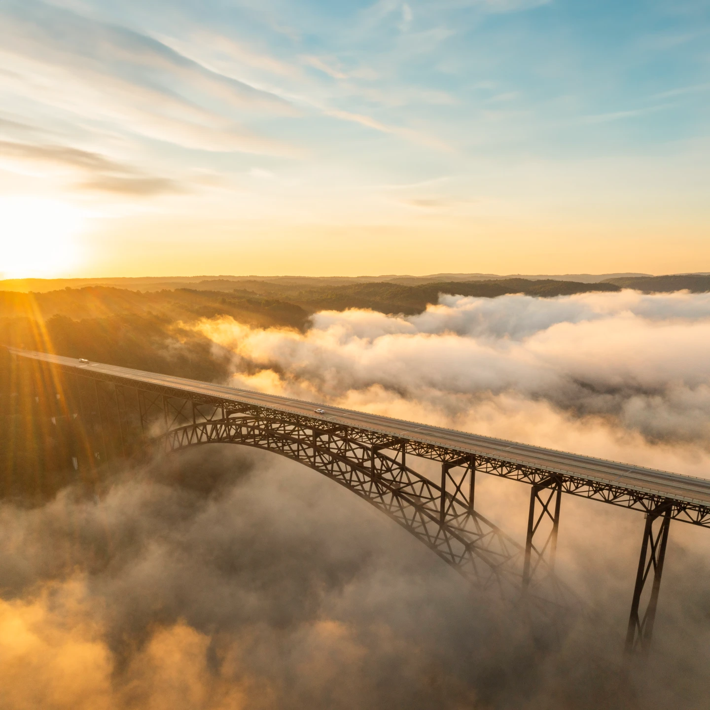 西維吉尼亞州每年10月舉行Bridge Day,是全美唯一合法高空彈跳節慶。美國旅遊推展協會提供