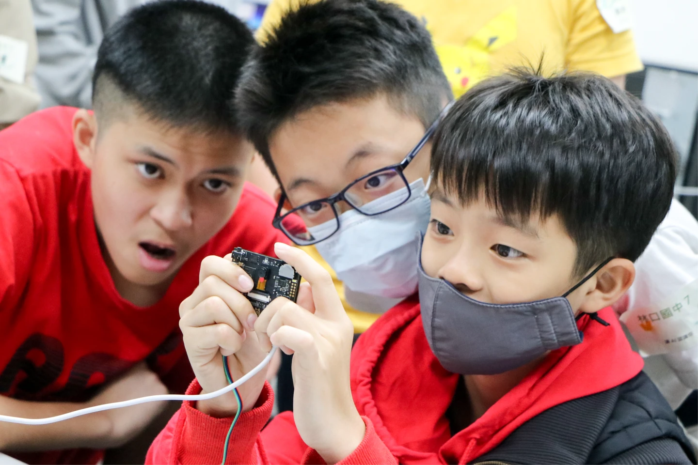 學生透過實際操作 Webduino 微控制板。新北教育局提供