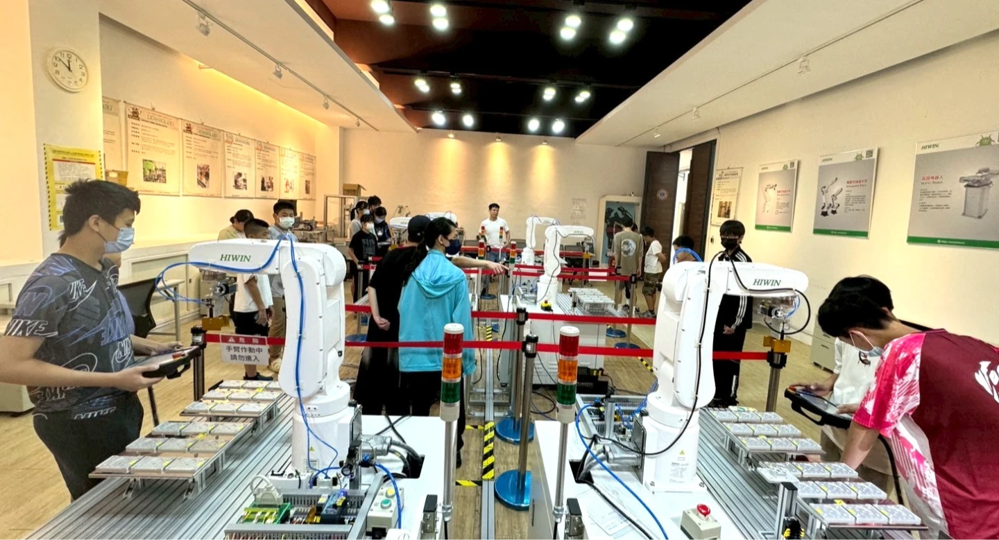 學生實作六軸機械手臂與AI視覺辨識,體驗智慧製造技術。新北教育局提供
