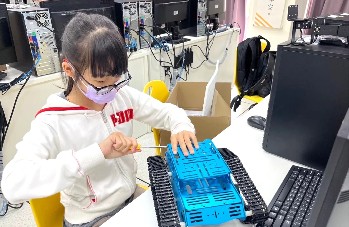 學生專注組裝輪型機器人。新北教育局提供