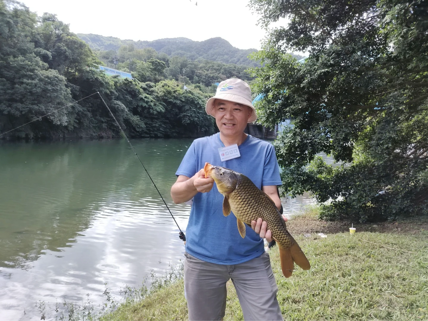 民眾活動當日釣出身長43公分雜交鯉魚。新北農業局提供