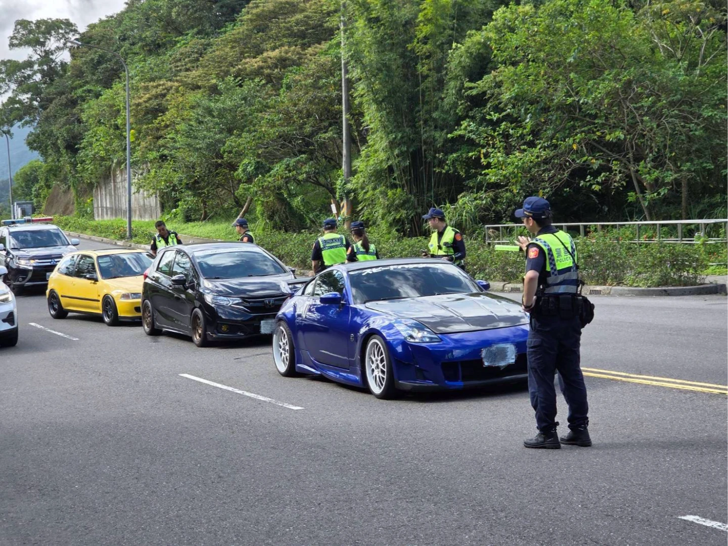 警方攔車取締違規車輛。翻攝畫面