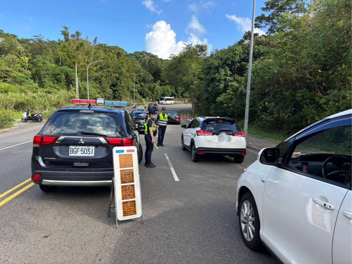 警方共攔查136輛車,取締68輛違規車輛。翻攝畫面