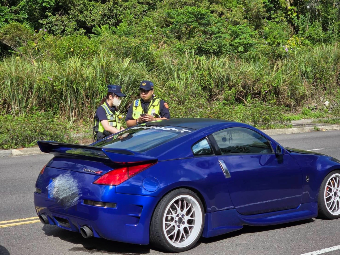 警方攔查車輛,一經發現違規依法開處。翻攝畫面