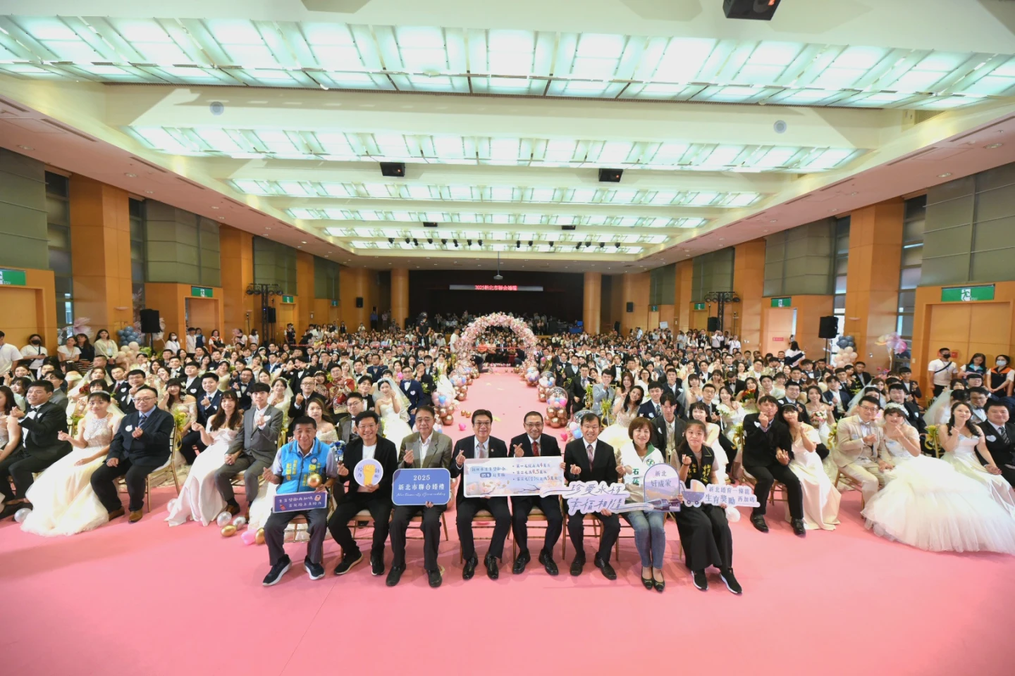 新北市長侯友宜今天見證102對新人結婚。新北市民政局提供