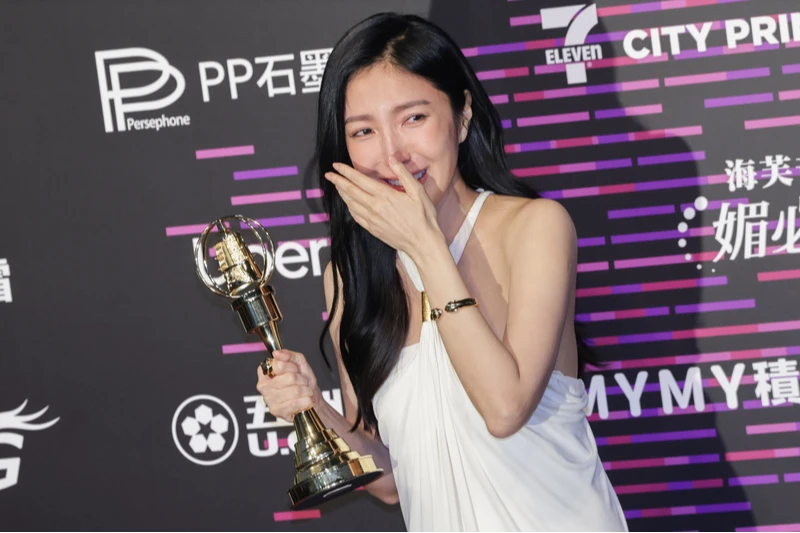 楊謹華(圖)以「影后」奪得戲劇節目最佳女主角,頒獎後在後台時仍難掩激動情緒落淚。中央社