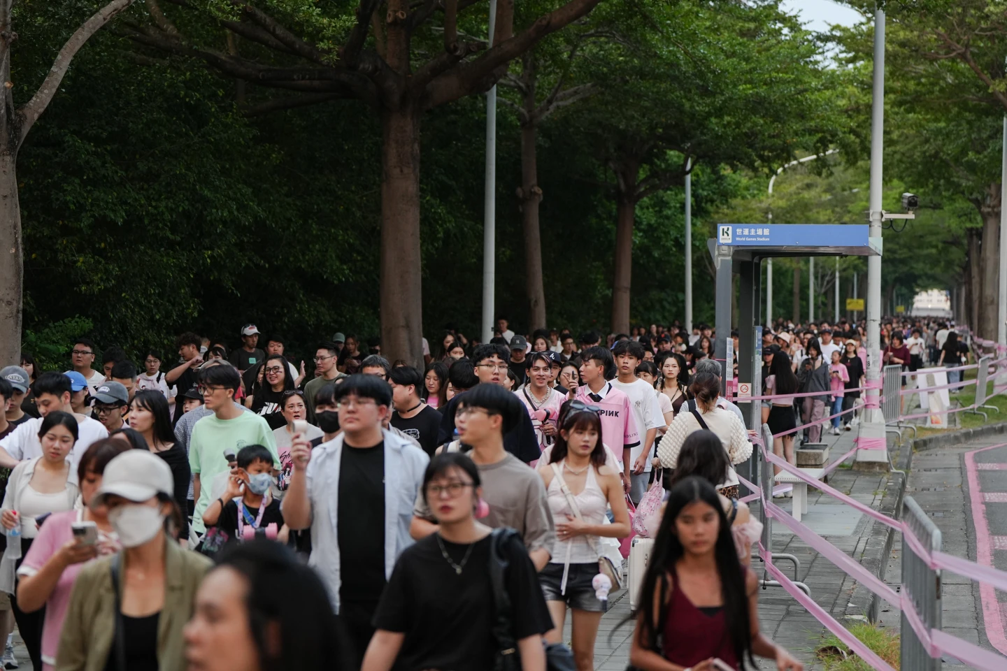 BLACKPINK在高雄世運主場館舉辦二天演唱會,吸引大量歌迷參與,高市府統計昨天場內外即時人數達6.3萬人。交通局提供