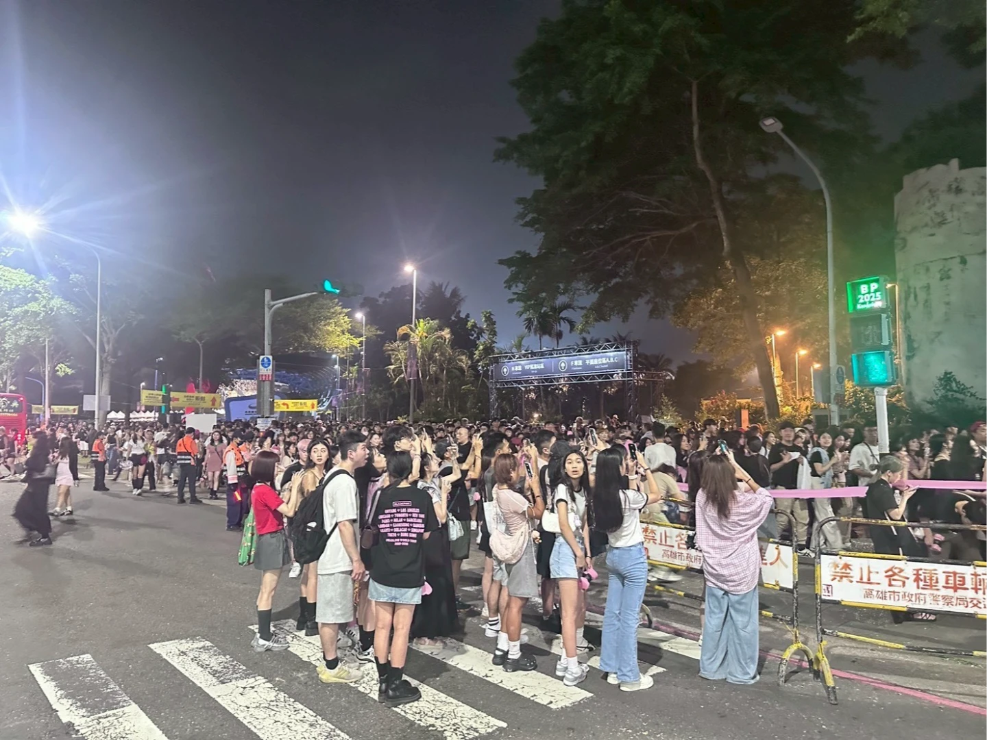 高雄世運主場館昨天場內外即時人數達6.3萬人,其中有超過6成是女性。交通局提供