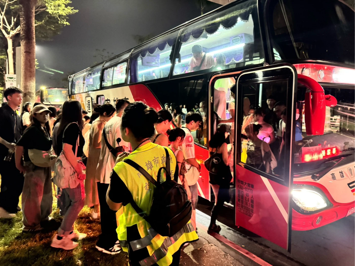 BLACKPINK在高雄世運主場館舉辦二天演唱會,吸引大量歌迷參與,昨(18)日場內外即時人數達6.3萬人,全日公共運輸運量達33萬人次。交通局提供