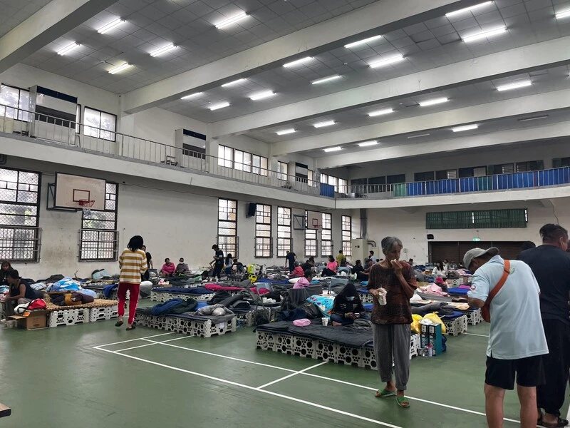 被安置收容在秀林國中的的部落等居民,在警方戒護下可短暫返家取物。中央社