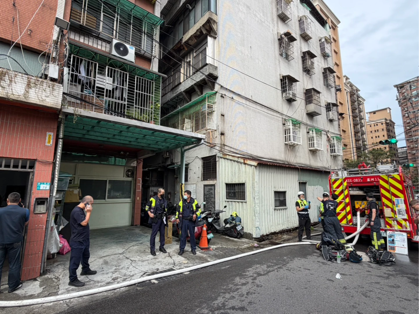 蘆洲難在屋內燒廢紙引發火警。翻攝畫面