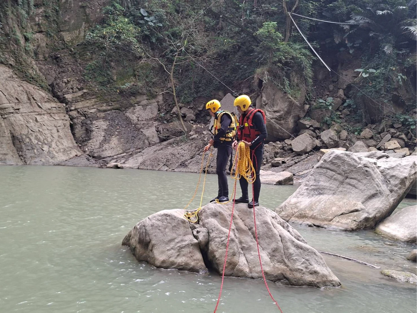 一名約22歲男子今天下午2時許滑落青雲瀑布後失蹤,消防局獲報後立刻派人前往搶救。民眾提供