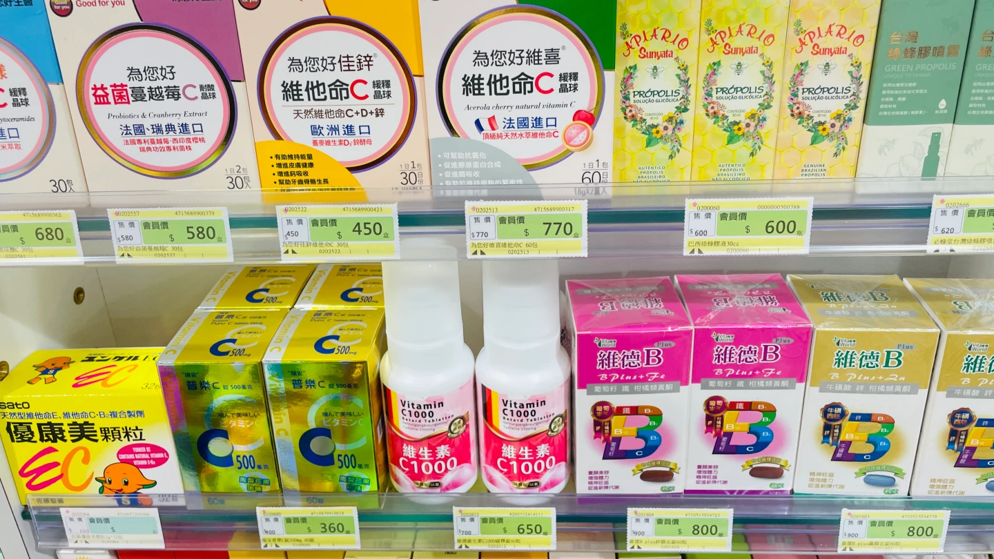 醫師提醒,維生素攝取量遠超出身體需要時,就可能引起「維生素中毒」現象。圖為藥局陳列的維生素產品,賴昀岫攝