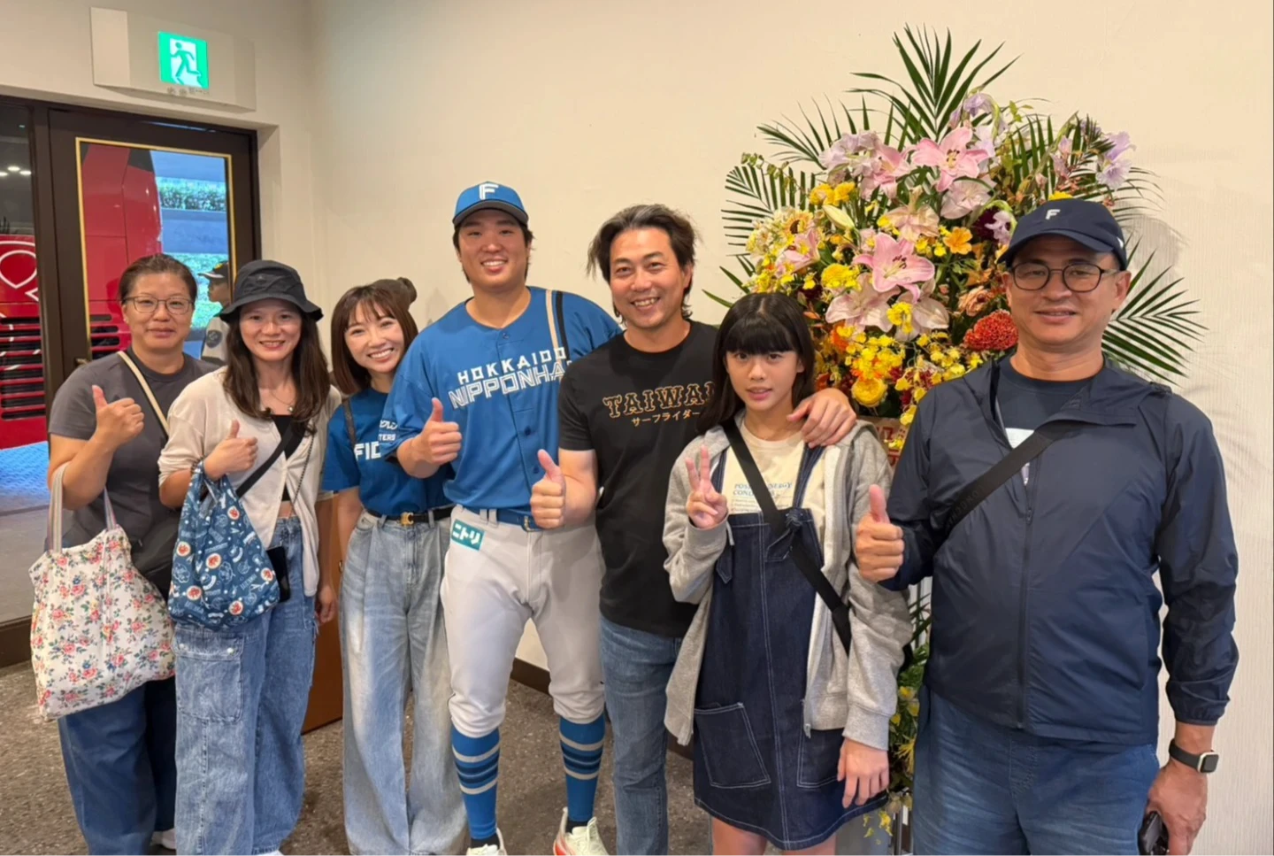 統一獅總教練林岳平(右三)特地飛往日本親自觀看昔日愛徒古林睿煬(左四)先發。啟程國際運動行銷提供