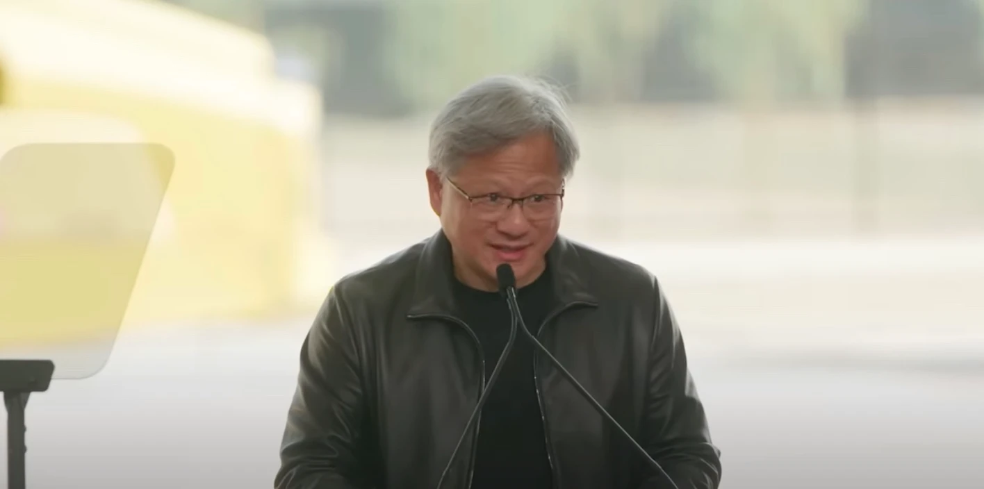 輝達執行長黃仁勳現身台積電亞利桑那州廠慶祝首片美國本土產出Blackwell晶片儀式並致詞。取自台積電官方影片。