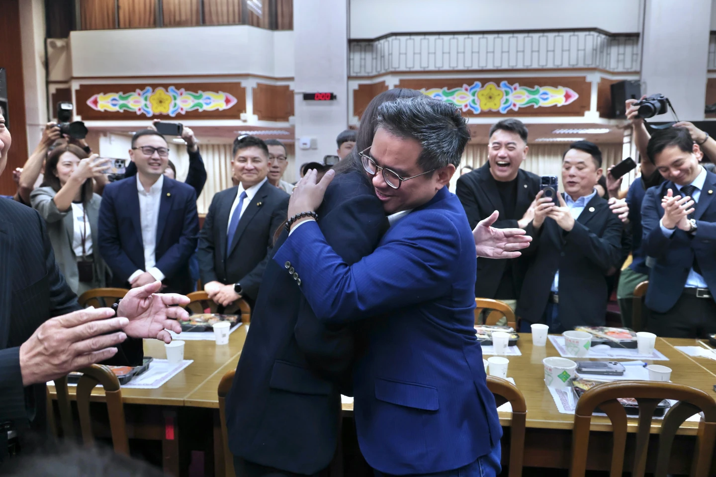 鄭麗文、黃建豪「一抱泯恩仇」。林林攝