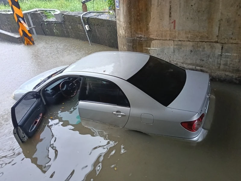 林姓男子19日上午開車行經宜蘭縣頭城鎮外澳里往接天宮一處地下道,未留意水深已達輪胎,不慎熄火拋錨,成了泡水車。林男表示,日前就已有車輛在此處拋錨,早就可以處理的問題,卻拖著沒處理。車主提供