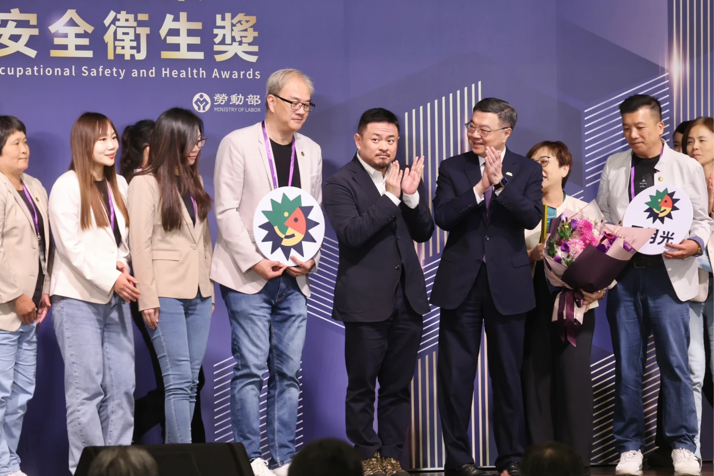 洪申翰(中)指出,會在本周公布,更進一步支持職災勞工和家屬的「權益協助方案」。林林攝