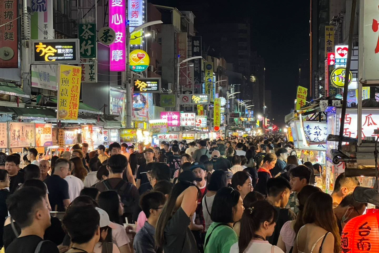 BLACKPINK上周六、日重返高雄世運主場館強勢開唱,廣大粉絲帶來高雄夜市商圈消費人潮,迎來可觀的粉絲續攤效益,直至深夜排隊人潮仍舊不散。民眾提供
