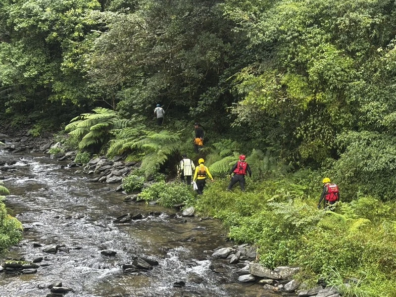 黃姓、陳姓男子日前相約攀登宜蘭阿玉山,後續陳男自行下山但黃男卻失聯,搜救人員19日中午在粗坑溪上游發現黃男跌落深潭死亡,遺體運下山後交由警方及家屬處理後續。中央社(讀者提供)