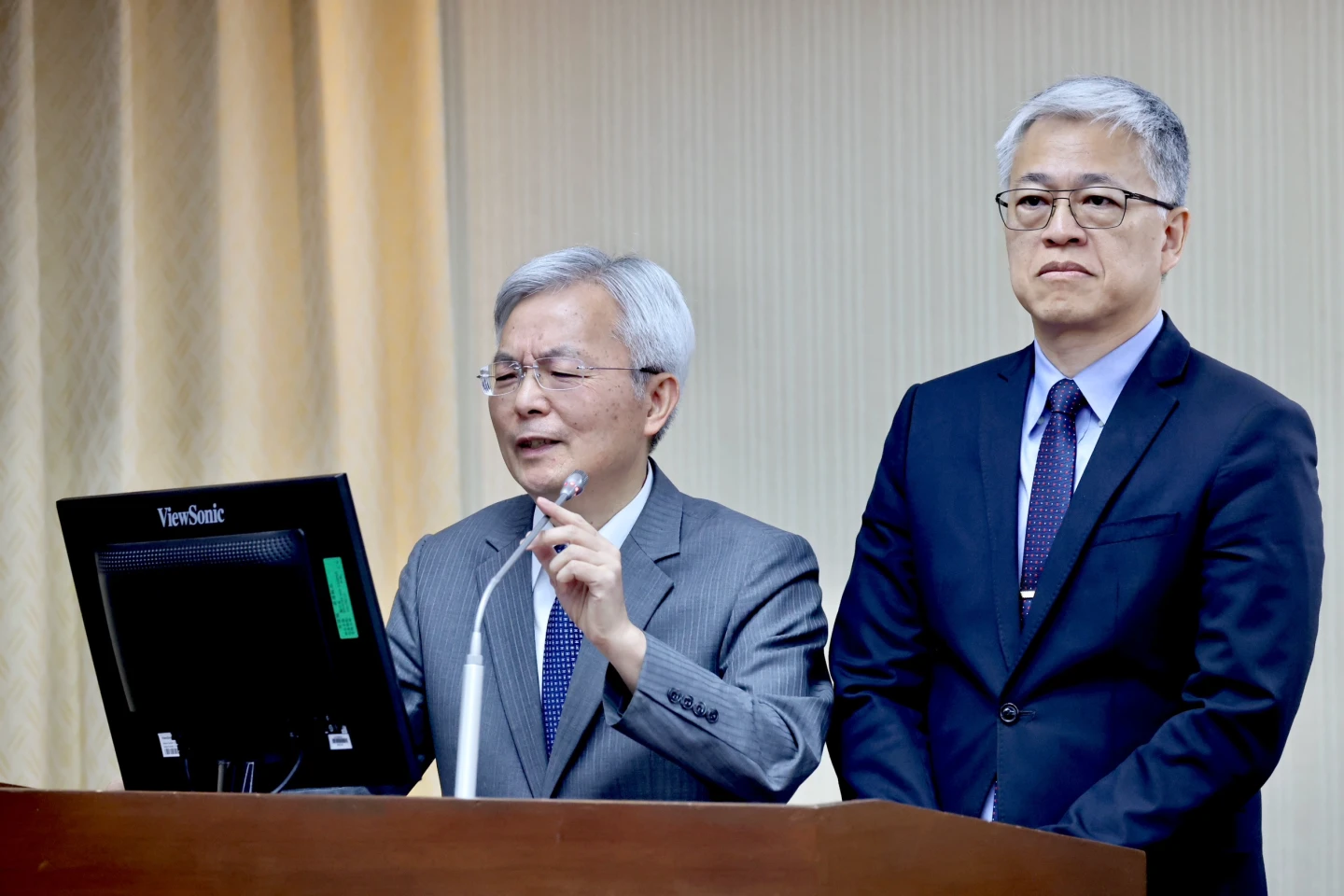 警政署長張榮興(左)、內政部次長吳堂安(右)備詢。林林攝