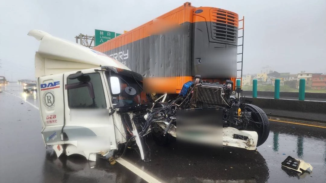 台61線快速道路車禍,曳引車自撞車頭斷裂,司機墜6公尺高橋下,送醫不治。翻攝畫面
