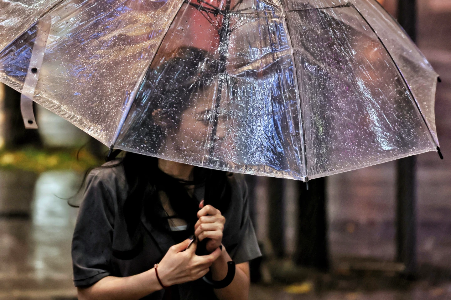 光復連假南北天氣兩樣情!北東秋雨秋涼濕答答 中南依舊暖如夏