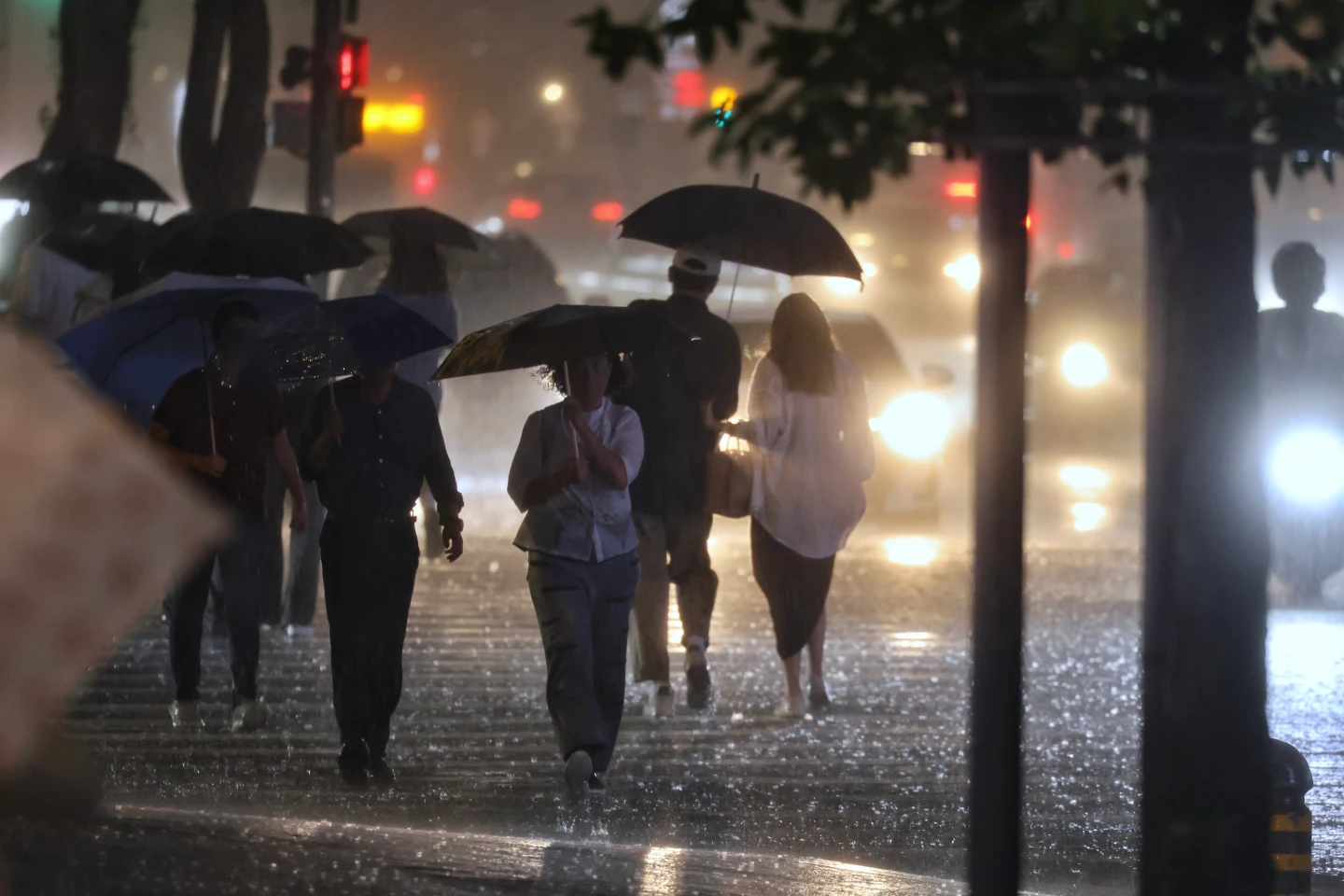 不斷更新｜屏東也宣布了！8鄉鎮放「豪雨假」　高雄5區明停班課