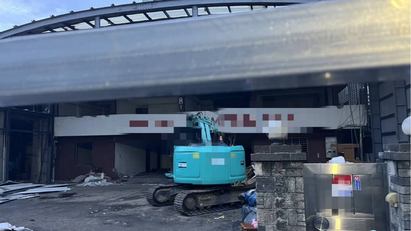 太平區樹德八街一處工地正進行拆除作業,一名20歲工人不明原因跌落至地面,頭部落地當場失去生命跡象,緊急送醫搶救,仍傷重宣告不治。翻攝畫面