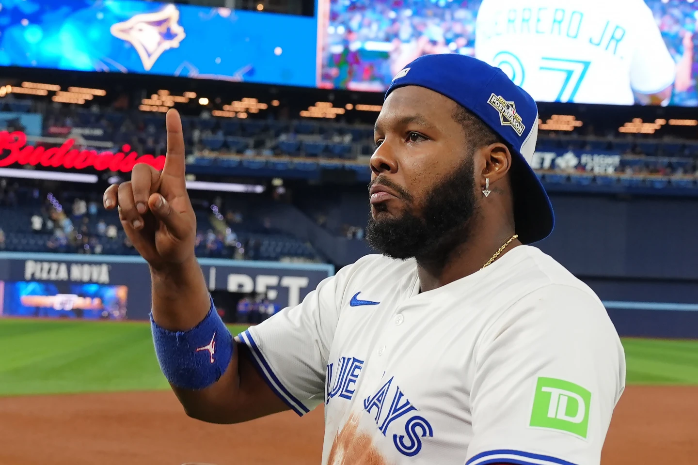 藍鳥重砲小葛雷諾(Vladimir Guerrero Jr.)今日賽後向球迷喊話「還差一勝」。美聯社