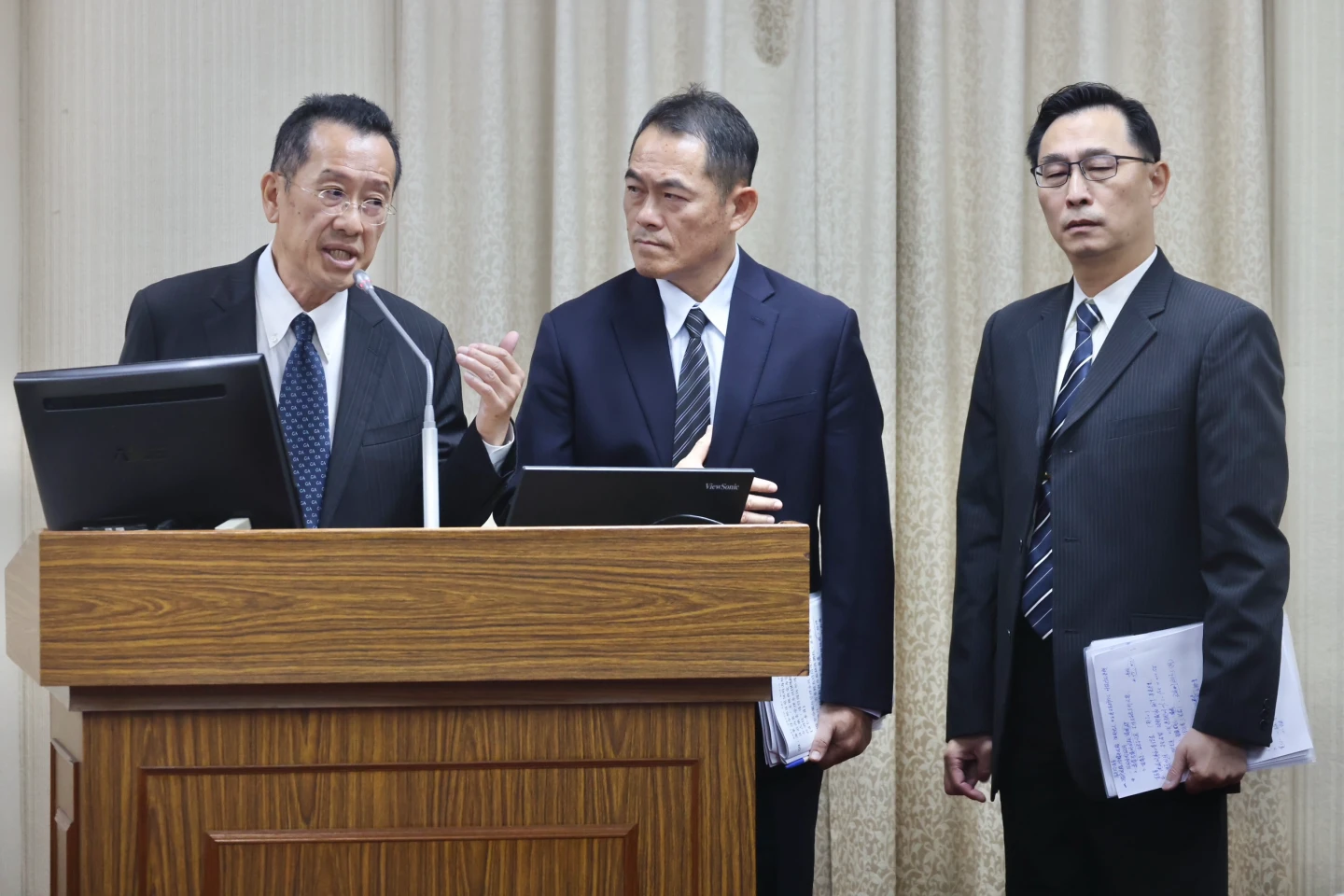 顧立雄接受立委質詢。林林攝