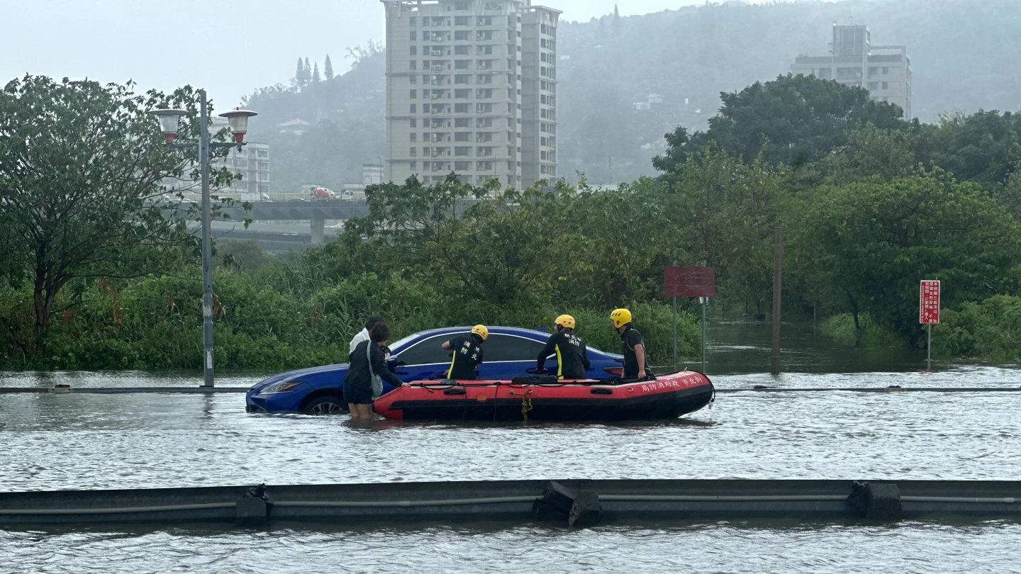 一輛轎車今天上午經過五股疏洪道拋描,因大雨積水2人1犬受困車內。翻攝畫面