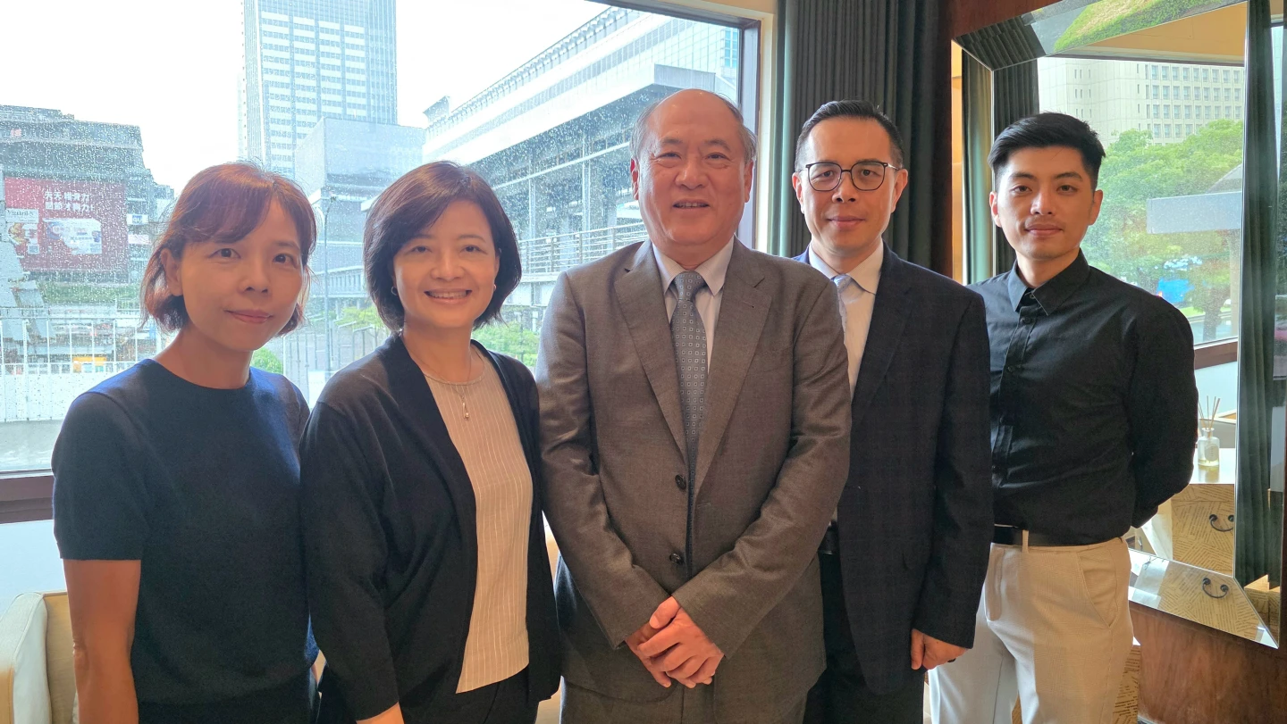 嘉實徐文伯 董事長(中)、黃盈超 策略長(右2)與經營團隊。公司提供