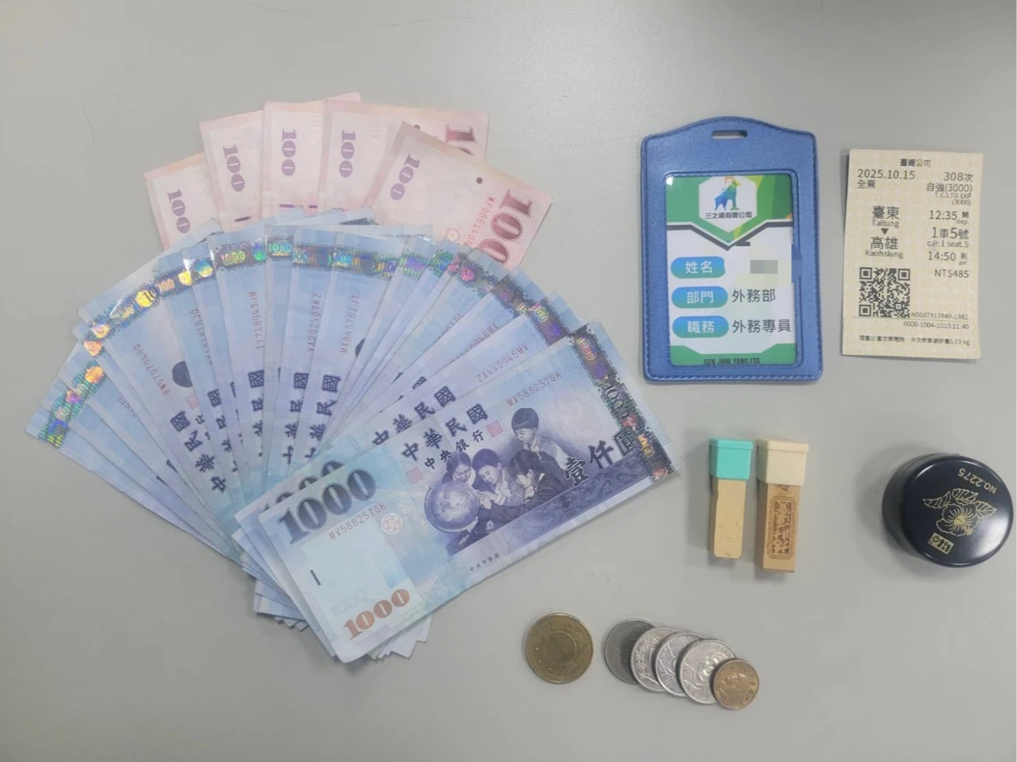 警方在黃姓車手身上查獲工作證、印章、現金。民眾提供