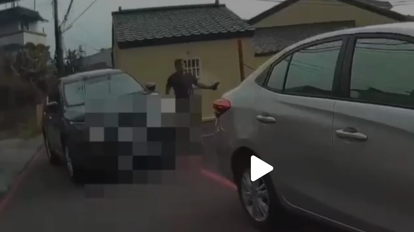 警方拿「起跑槍」開一槍,「碰!」一聲巨響讓前方車內的黃姓車手嚇得不敢動彈。民眾提供