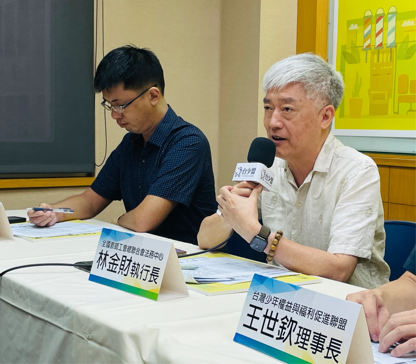 全國教師工會總聯合會法務中心執行長林金財(右)指出,主管機關與學校有責任向廠家宣導建教合作相關規定。賴昀岫攝