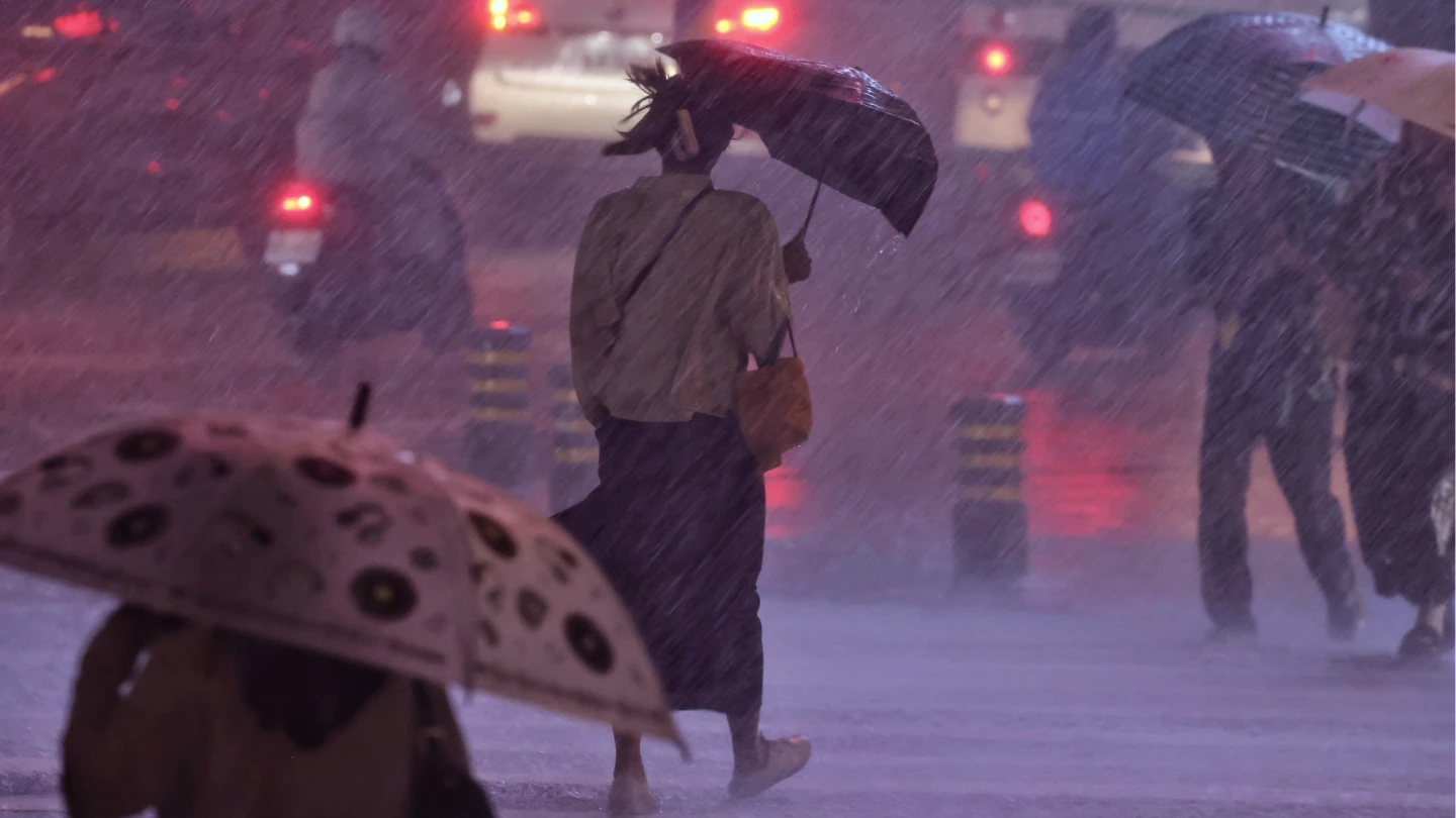 受東北季風及風神颱風外圍環流雙重影響,今明2天北台灣及東北部雨勢最劇。林林攝