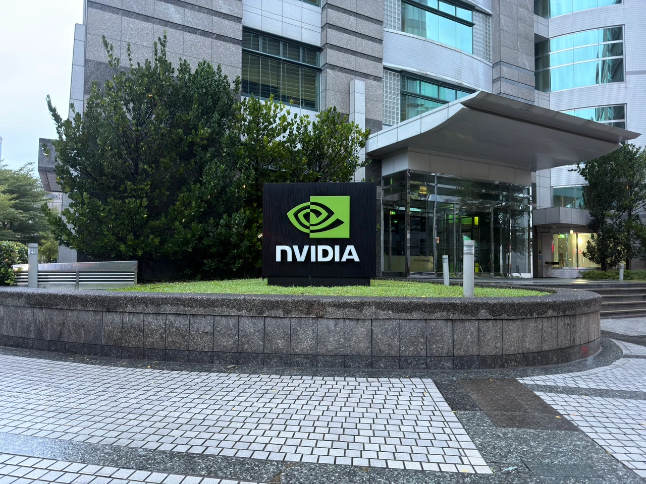 Fed降息1碼暗示今年不再降!道瓊急殺 輝達攜台積電、納指及費半創新高