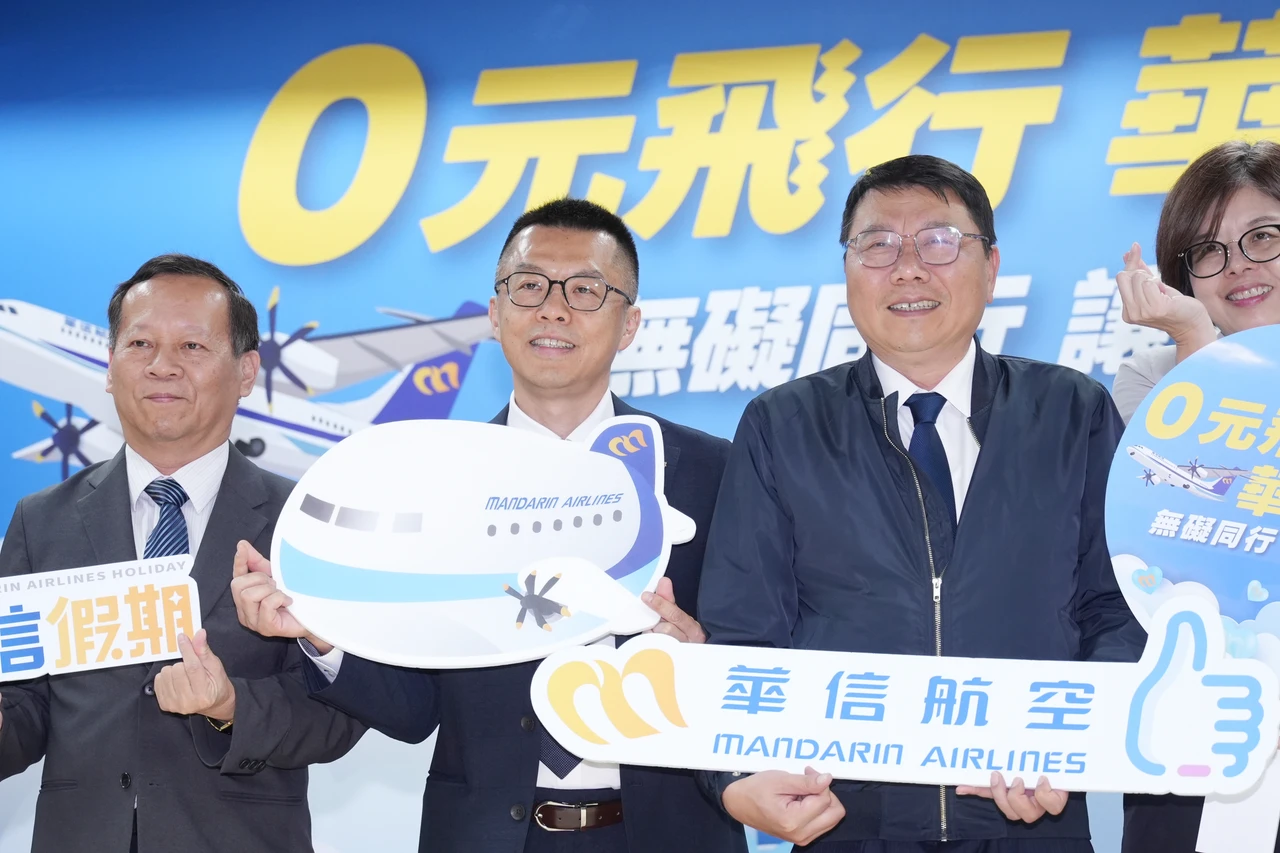 華信航空董事長陳大鈞(右2)、總經理莊明哲(左2)。葉志明攝