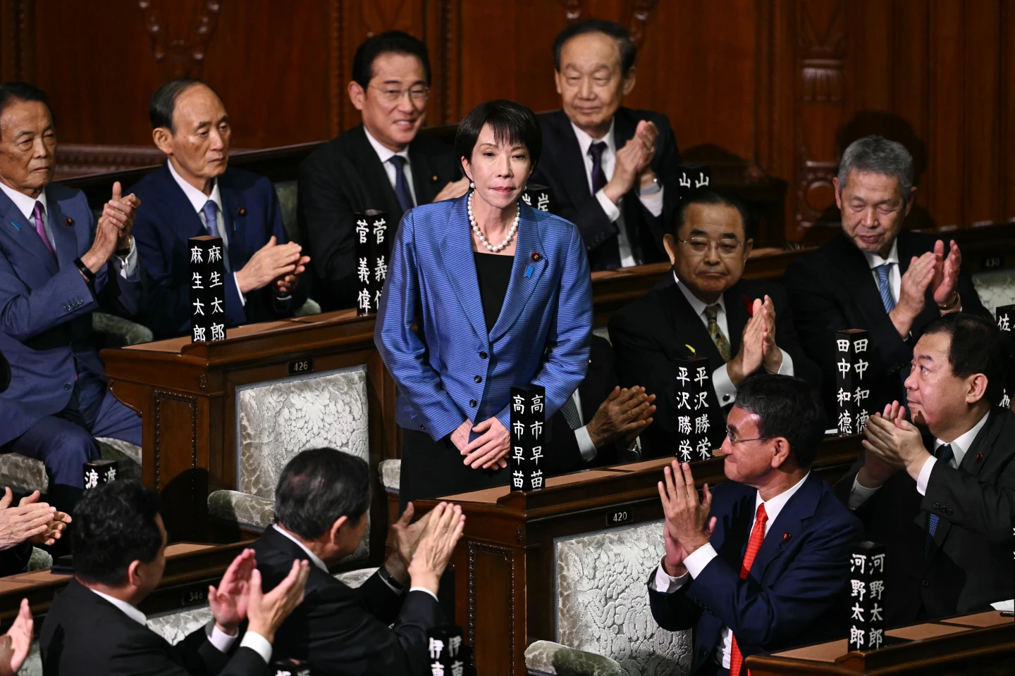 高市早苗10月21日在國會當選首相,接受眾人鼓掌致賀。高市成為日本第一位女首相。法新社