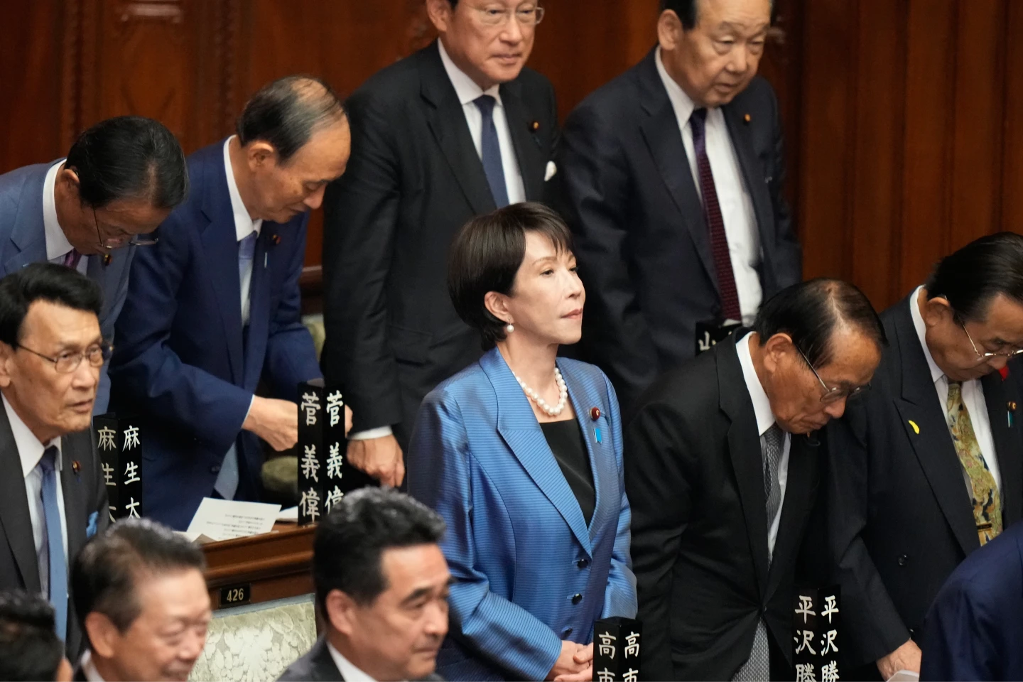 高市10月21日出席臨時國會首相指名選舉,身後一排均為前首相,自左起為麻生太郎、菅義偉及岸田文雄。法新社